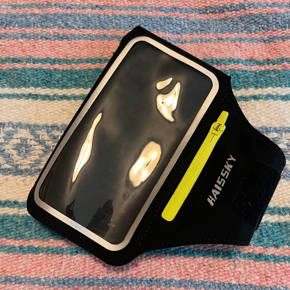*Sold on Merc* Running arm phone band - black